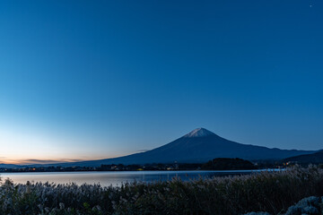 [山梨県]夜明けの富士山の風景