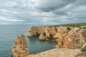 Rocher de l'éléphant à la plage de Marinha en Algarve, dans le sud du Portugal.