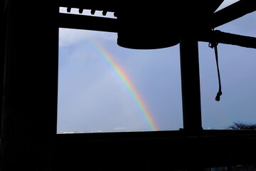 岐阜県池田町の鐘のシルエットから見る雨上がりの虹