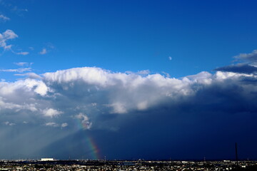 岐阜県池田町の雨上がりの虹と雲の影の街並み