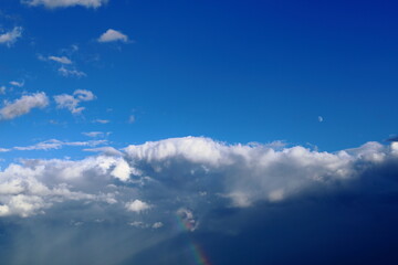岐阜県池田町の雨上がりの虹と雲と青空