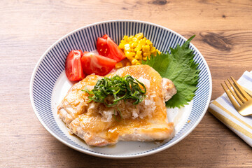 鶏もも肉の大葉おろしソースがけ