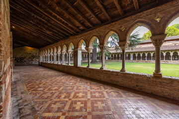 Fototapeta premium Moissac Abbey cloister showing Romanesque architecture and tranquil courtyard