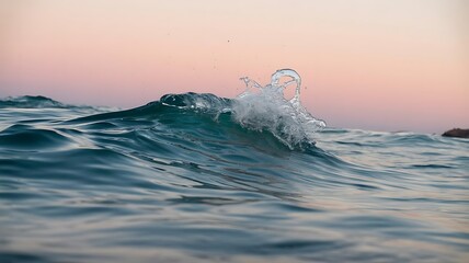 Naklejka premium Crest of a Wave at Sunset: Ocean Surface with Pink and Blue Hues