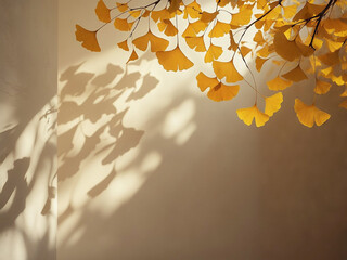 柔らかな秋の光に映る黄金色のいちょうの葉のミニマル背景