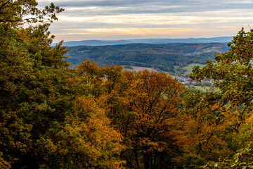Fototapeta premium Eine wunderschöne kleine Wanderung durch den Herbst im Südwesten des Thüringer Waldes rund um Schmalkalden - Thüringen - Deutschland