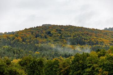 Obraz premium Eine wunderschöne kleine Wanderung durch den Herbst im Südwesten des Thüringer Waldes rund um Schmalkalden - Thüringen - Deutschland