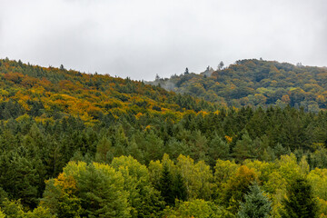 Obraz premium Eine wunderschöne kleine Wanderung durch den Herbst im Südwesten des Thüringer Waldes rund um Schmalkalden - Thüringen - Deutschland