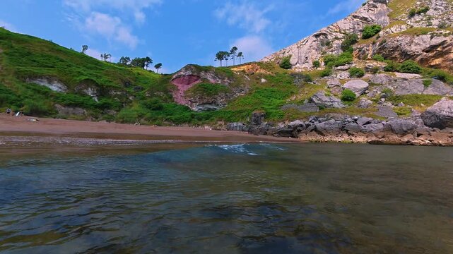 Playa de San Julian en Espagne, Plage sauvage aux falaises escarp&eacute;es, vu pov panoramique depuis l'eau, au calme. Ensemble paisble