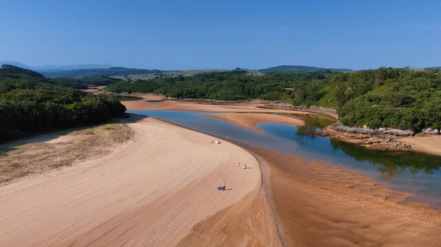 vol au-dessus de l'embouchure de Playa de la Arena en Espagne, estuaire &agrave; mar&eacute;e basse, sable ondul&eacute; et vall&eacute;e