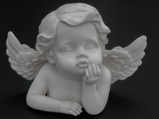 Fototapeta premium Angelot sur fond noir 