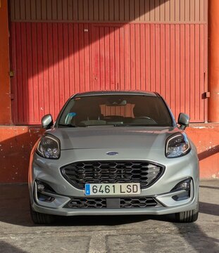 Vista frontal de un autom&oacute;vil Ford Puma aparcado en un muelle de carga en Madrid, Espa&ntilde;a, 8 de noviembre de 2025
