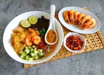 Tekwan , is a traditional food from Palembang, Indonesia. Ingredients: fish, tapioca, mushrooms, shrimp, fried onion, bengkoang, soun.