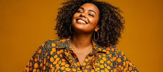 Femme afro-américaine en surpoids souriante