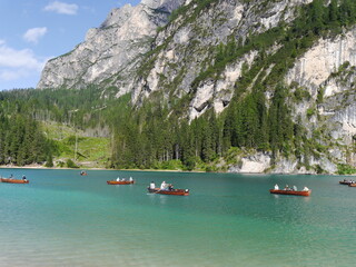 Piękne alpejskie  jezioro w Dolomitach Logo di Brais  © barbara