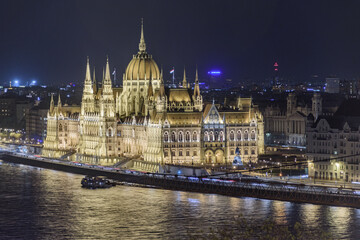 Obraz premium Hungarian Parliament Building at Night with Danube River Reflections