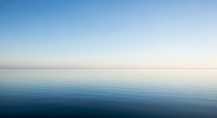 Obraz premium Calm sea and clear sky create a serene and peaceful atmosphere