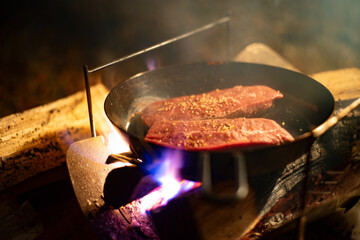 キャンプでステーキを焼く