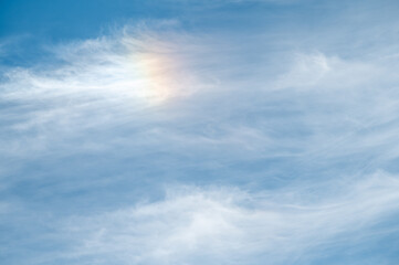 Halo Lichteffekt Nebensonne Parhelion vor blauem Himmel mit Schleierwolken
