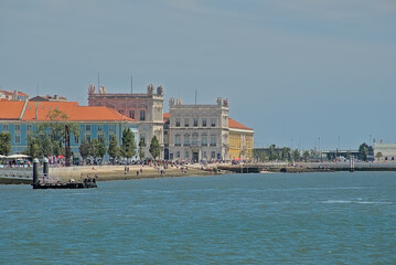 Obraz premium View from Tagus river on the city of Lisbon and Praca do comercio. Portugal 