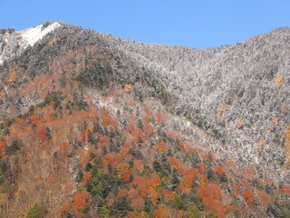 雪冠した穂高連峰と紅葉が共演する景色