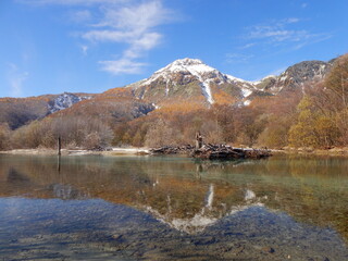 青空の青、冠雪の白、紅葉が織り成す晩秋の風景と梓川に反射する焼岳