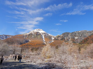 青空の青、冠雪の白、紅葉が織り成す晩秋の焼岳