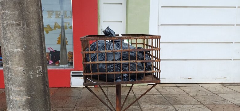 Privater M&uuml;llkorb Brasilien &ndash; M&uuml;llcontainer an Stra&szlig;e, Abfallentsorgung, Eisen, Stadt, S&uuml;damerika