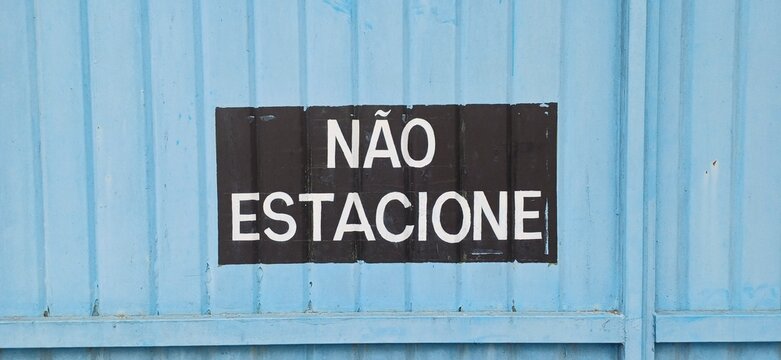 Nicht parken Schild Brasilien &ndash; &bdquo;N&Atilde;O ESTACIONE&ldquo; am Garagentor, portugiesisch, Verbotsschild, Parkverbot