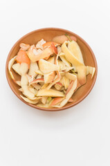 Ciotola con bucce di mela e scorze di agrumi primo piano visto da sopra