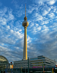 Naklejka premium Fernsehturm in Berlin am Abend