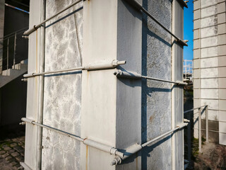 Obraz premium The columns were strengthened to protect the building from seismic movements, and the building was protected.