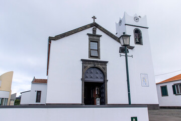 Obraz premium Santana, on Madeira’s north coast, is famous for its colorful triangular thatched houses, lush mountain scenery, and traditional Madeiran culture surrounded by ocean views.