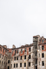 Obraz premium Crumbling facade of abandoned urban building shows layers of decay