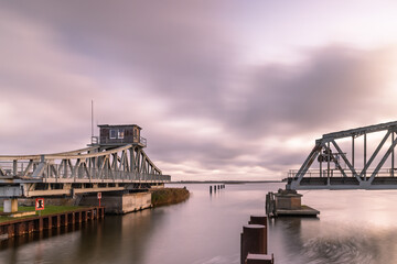 Die alte Meiningenbr&uuml;cke ist ein Wahrzeichen von Fischland-Dar&szlig;-Zingst zu Sonnenaufgang