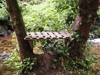 peque&ntilde;a mesa de madera entre dos &aacute;rboles, &aacute;rea de picnic de la cascada de Mezonzo, provincia de La Coru&ntilde;a, Galicia, Espa&ntilde;a, Europa