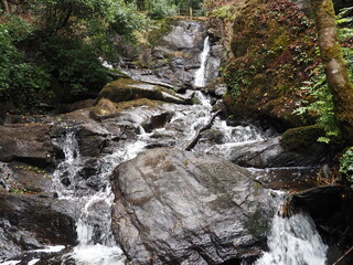 saltos de agua en el r&iacute;o de las G&aacute;ndaras de Mezonzo bajando sobre roca negra, provincia de La Coru&ntilde;a, Galicia, Espa&ntilde;a, Europa