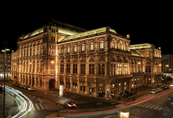 Naklejka premium Night view of the Vienna Opera during the autumn season