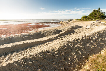 Travaux de protection et de renforcement de la dune pour lutter contre l'érosion côtière par apport de sable, le 06 novembre 2025 à la Guérinière, plage de la Court, île de Noirmoutier.