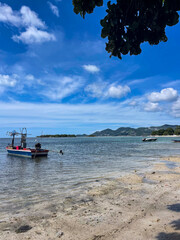 Obraz premium Kaweng beach morning landscape with clear bright waters on a white sand beach in Koh Samui Island, Thailand