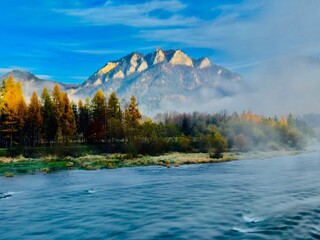 Červený Kláštor 01.11.2025, Slovakia, A beautiful morning on the Dunajec River and a magnificent view of the Three Crowns (Trzy Korony) in the Pieniny Mountains. © Bartomiej