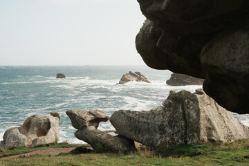 Rochers et mer à Kerlouan dans le Finistère en Bretagne, France - Europe