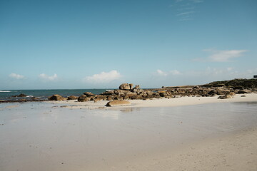 Rochers sur la plage à Kerlouan dans le Finistère en Bretagne, France - Europe