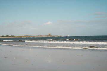 Vagues sur la plage à Kerlouan dans le Finistère en Bretagne, France - Europe