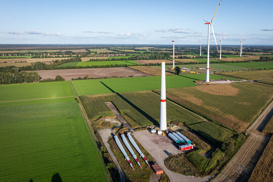 Windkraft - Repowering, Aufstellen und Montage der neuen Windkraftanlage mit einem riesigen Spezialkran..