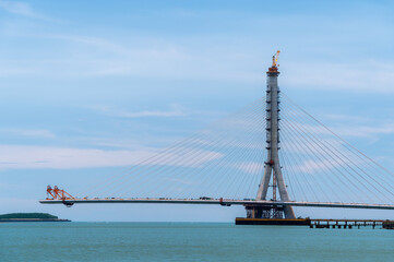 Obraz premium A serene afternoon video with a clear blue sky and white clouds rolling past Filmed at the Tamsui Fisherman Wharf bridge a famous landmark in Taiwan.