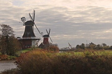Die Greetsieler Zwillingsmühlen im Gegenlicht