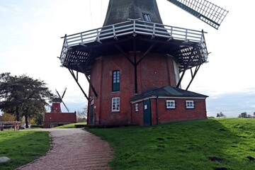 Die Greetsieler Zwillingsmühlen im Gegenlicht