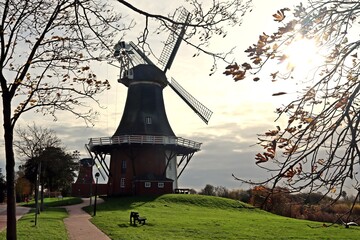 Die Greetsieler Zwillingsmühlen im Gegenlicht
