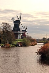 Die Greetsieler Zwillingsmühlen im Gegenlicht